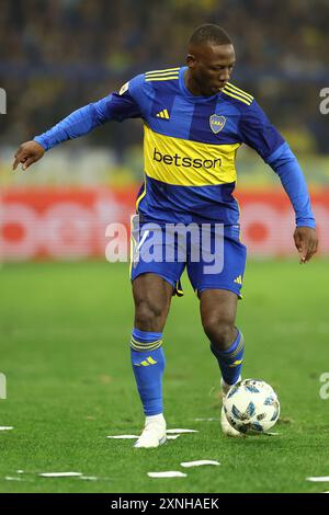 Der peruanische Verteidiger Luis Advincula der Boca Juniors kontrolliert den Ball während des Argentine Professional Football League Turniers 2024 (Cesar Luis Menotti) gegen Banfield im La Bombonera Stadion in Buenos Aires am 31. Juli 2024. Stockfoto