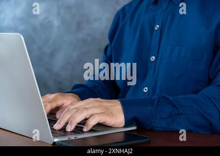 Business, Internet-Technologie, soziales Netzwerkkonzept. Aufnahme eines nicht erkennbaren Geschäftsmannes, der im Büro an seinem Laptop arbeitet. Nahaufnahme einer Hand Stockfoto