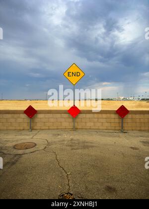 Das Ende-Warnschild vor stürmischem Hintergrund Stockfoto