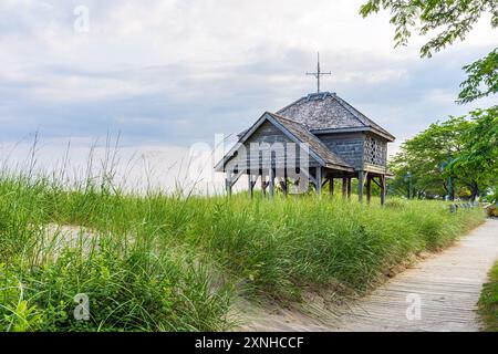 Kincardine ist eine Stadt im Bruce County Ontario, die für ihre wunderschönen Strände und Sanddünen bekannt ist. Dieses Gebäude dient als Tor zu einem der Strände Stockfoto