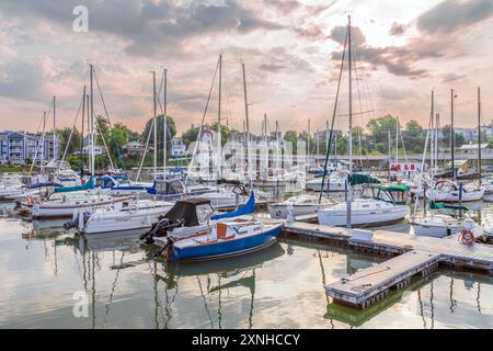 Kincardine ist eine Stadt im Bruce County Ontario, die für ihre wunderschönen Strände und Sanddünen bekannt ist. Hier ist ein Foto des Yachthafens, das am frühen Morgen aufgenommen wurde. Stockfoto