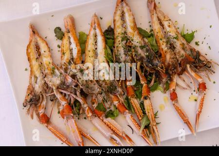 Gegrillte Garnelen mit langem Arm auf weißer Platte Stockfoto