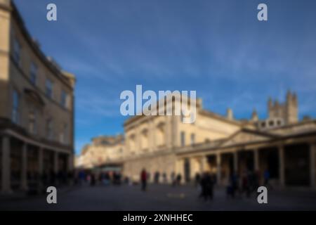 Ein verschwommenes Bild einer Straßenszene in Bath, Großbritannien, mit historischer Architektur und vorbeigehenden Menschen. Stockfoto