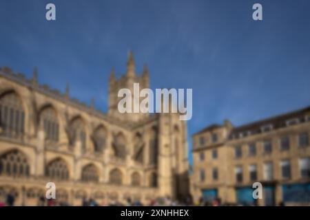 Ein verschwommenes Bild einer Kirche in Großbritannien mit Menschen, die vorbeigehen. Stockfoto
