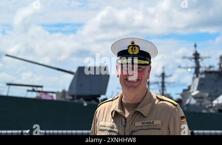 Honolulu, USA. 31. Juli 2024. Flotilla Admiral Axel Schulz steht auf dem Flugdeck der Fregatte Baden-Württemberg Credit: Soeren Stache/dpa/Alamy Live News Stockfoto