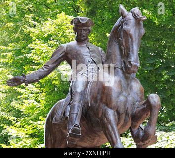 Statue von Paul Revere auf dem Boston Freedom Trail historischer Touristenpfad mit grünem Hintergrund, Boston, USA Stockfoto