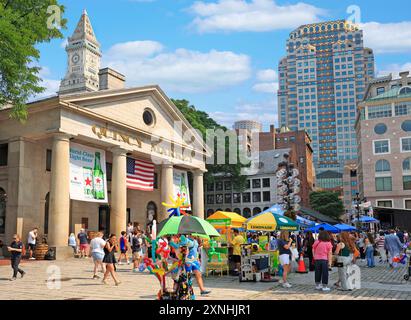 Besucher besuchen den Quincy Market, einen historischen Marktkomplex in der Nähe von Faneuil Hall im Stadtzentrum von Boston Stockfoto