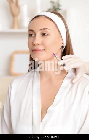 Junge Frau, die im Schönheitssalon gespritzt wird, Nahaufnahme Stockfoto