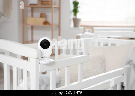 Babyfon auf Kinderbett im Kinderzimmer, Nahaufnahme Stockfoto