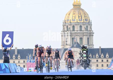 Paris, Frankreich. 31. Juli 2024. Zsanett Kuttor-Bragmayer (HUN), Cassandre Beaugrand (FRA), Emma Lombardi (FRA), Triathlon, Frauen während der Olympischen Spiele Paris 2024 am 31. Juli 2024 im Pont Alexandre III in Paris, Frankreich - Foto Michael Baucher/Panoramic/DPPI Media Credit: DPPI Media/Alamy Live News Stockfoto