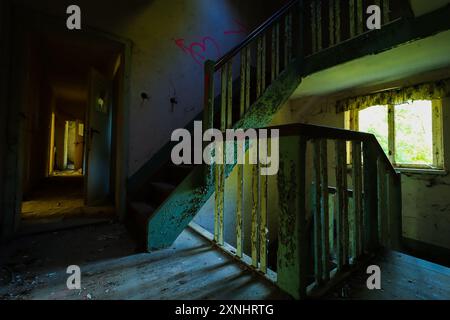 Alte Holztreppe an einem verlorenen Ort Stockfoto