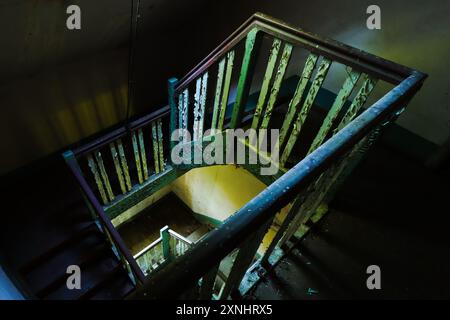 Alte Holztreppe an einem verlorenen Ort Stockfoto