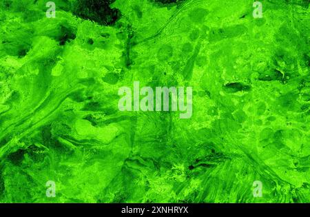 Abstrakter Marmorhintergrund in verschiedenen Grüntönen. Schwarze Flecken. Farben schneiden sich zufällig und mischen sich. Unterschiedliche Texturen. Stockfoto