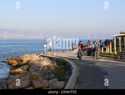 BUYUKADA, ISTANBUL, TÜRKEI-05. NOVEMBER 2021: Unbekannte Menschen genießen den wunderschönen Herbsttag mit Spaziergängen und Radfahren am Meer Stockfoto