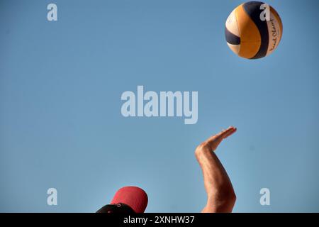 Sabaris, Baiona, Pontevedra, Spanien; 08.27.2024;Ein Low-angle-Schuss fängt die Hände von Beachvolleyballspielern ein, die nach dem Ball greifen und gegen einen cl stehen Stockfoto