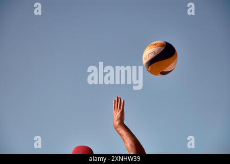 Sabaris, Baiona, Pontevedra, Spanien; 08.27.2024;Ein Low-angle-Schuss fängt die Hände von Beachvolleyballspielern ein, die nach dem Ball greifen und gegen einen cl stehen Stockfoto