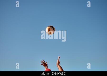 Sabaris, Baiona, Pontevedra, Spanien; 08.27.2024;Ein Low-angle-Schuss fängt die Hände von Beachvolleyballspielern ein, die nach dem Ball greifen und gegen einen cl stehen Stockfoto