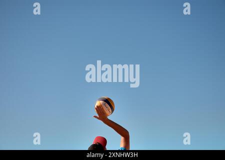 Sabaris, Baiona, Pontevedra, Spanien; 08.27.2024;Ein Low-angle-Schuss fängt die Hände von Beachvolleyballspielern ein, die nach dem Ball greifen und gegen einen cl stehen Stockfoto