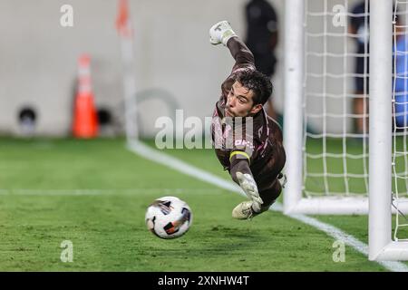 Orlando, FL: Manchester City Torhüter Stefan Ortega (18) kann den dritten Elfmeterschuss von Barcelona-Verteidiger Alejandro Balde (3) Durin nicht stoppen Stockfoto