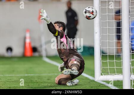 Orlando, FL: Manchester City Torhüter Stefan Ortega (18) kann den zweiten Elfmeterschuss von Barcelona-Mittelfeldspieler Noah Darvich (10) duri nicht stoppen Stockfoto