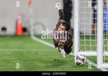 Orlando, FL: Manchester City Torhüter Stefan Ortega (18) kann den dritten Elfmeterschuss von Barcelona-Verteidiger Alejandro Balde (3) Durin nicht stoppen Stockfoto