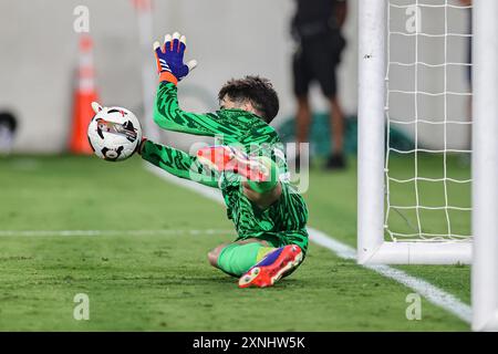 Orlando, FL: FC Barcelona Torhüter Anderson Astralaga (26) stoppt den zweiten Elfmeterschuss von Manchester City Mittelfeldspieler Jacob Wright (56) während Th Stockfoto