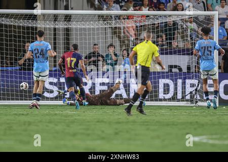 Orlando, FL: Manchester City Torhüter Ederson (31) kann während des DIRECTV Soccer Cha keinen Schuss von Barcelona-Mittelfeldspieler Pablo Torre (6) stoppen Stockfoto