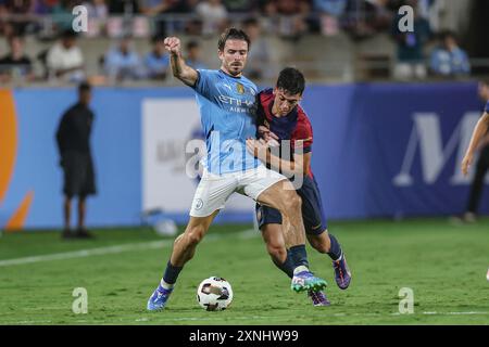 Orlando, FL: Manchester City Mittelfeldspieler Jack Grealish (10) dribbelt mit Barcelona Stürmer Toni Fernández (27) um Position während des DIRECTV Stockfoto