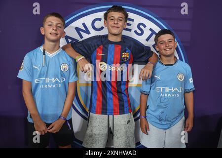 Orlando, FL: Fans von Barcelona freuen sich auf ihre Lieblingsspieler beim Spiel der DIRECTV Soccer Champions Tour gegen Manchester City, Dienstag Stockfoto