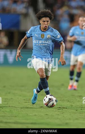 Orlando, FL: Manchester City-Verteidiger Rico Lewis (82) dribbelt den Ball während der DIRECTV Soccer Champions Tour gegen den FC Barcelo auf dem Spielfeld Stockfoto