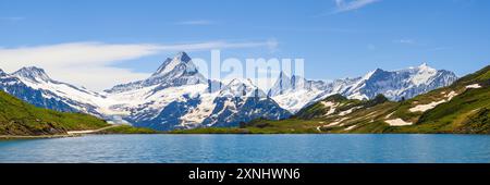 Ein breiter 3:1 Panoramablick auf den Bachalpsee, einen kleinen Bergsee in den Bergen oberhalb von Grindelwald im Berner Oberland. Es befindet sich bei 2265 ME Stockfoto