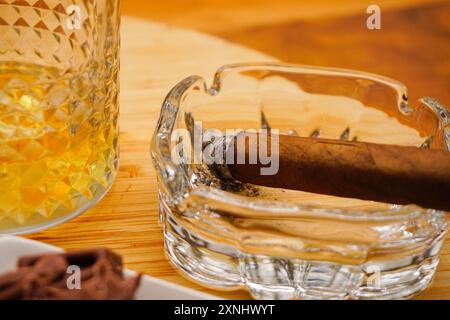 Zigarren Whiskey Schokolade und Nüsse auf Holztisch aus nächster Nähe Stockfoto