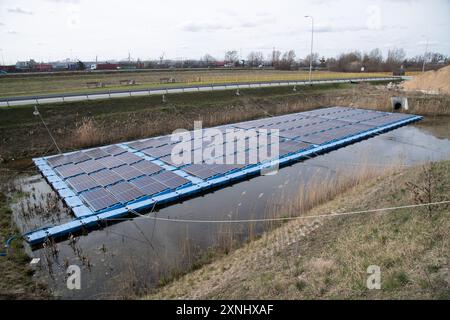 Schwimmende Photovoltaik (FPV) in Danzig, Polen © Wojciech Strozyk / Alamy Stock Photo *** Lokale Bildunterschrift *** Stockfoto