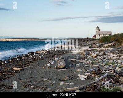 Malerischer Blick auf das historische Point Wilson Lighthouse in Fort Worden am Abend - Port Townsend, WA, USA Stockfoto