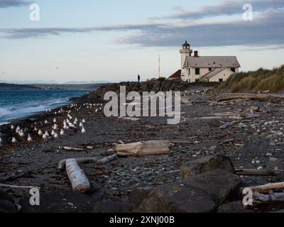 Malerischer Blick auf das historische Point Wilson Lighthouse in Fort Worden am Abend - Port Townsend, WA, USA Stockfoto