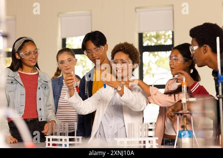 Wissenschaftliche Experimente mit Reagenzgläsern durchführen, Schüler im High School Labor Stockfoto