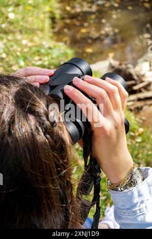 29. oktober 2023 Eskisehir Türkei. Frau beobachtet Vogel mit Fernglas aus nächster Nähe Stockfoto