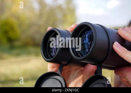 29. oktober 2023 Eskisehir Türkei. Frau beobachtet Vogel mit Fernglas aus nächster Nähe Stockfoto