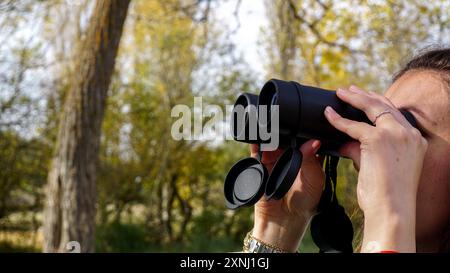 29. oktober 2023 Eskisehir Türkei. Frau beobachtet Vogel mit Fernglas aus nächster Nähe Stockfoto