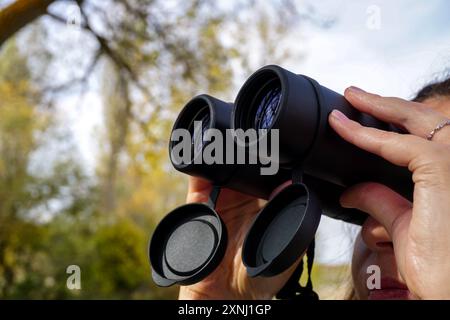 29. oktober 2023 Eskisehir Türkei. Frau beobachtet Vogel mit Fernglas aus nächster Nähe Stockfoto