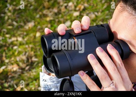 29. oktober 2023 Eskisehir Türkei. Frau beobachtet Vogel mit Fernglas aus nächster Nähe Stockfoto