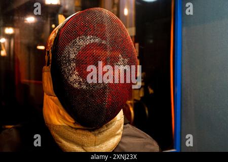 Fechter Maske in türkischen Flaggenfarben aus nächster Nähe Stockfoto