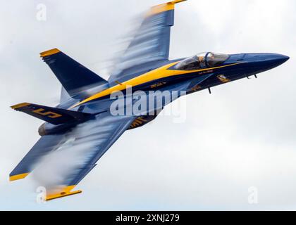 VERO BEACH, Florida (28. April 2022) Lt. Cmdr. Cary Rickoff, der Navy Flight Demonstration Squadron, den Blue Angels, ist für ein Minimum verantwortlich Stockfoto