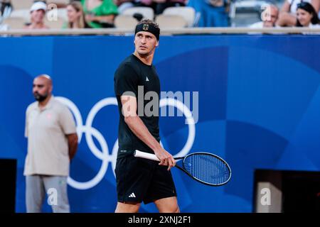 Paris, Frankreich. Juli 2024. FRA, Paris, Olympische Spiele Paris 2024, (28.07.2024, (Tennis Männer Singles erste Runde Alexunder Zverev (Deutschland) - Jaume Munar (Spanien), Rolund Garros Tennis Stadium - Court Philippe-Chatrier) Alexunder Zverev (Deutschland) Credit: HMB Media/Alamy Live News Stockfoto