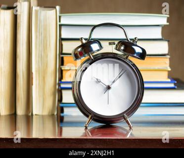 Wecker und Bücher. Bildungskonzept Stockfoto