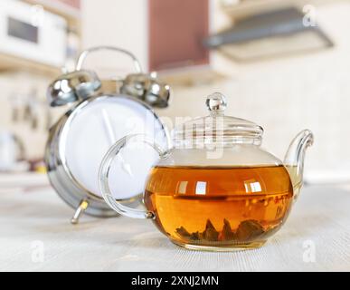 Teekanne mit frischem Tee in einer Küche Stockfoto