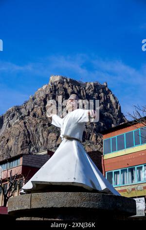 4. Februar 2024 Afyonkarahisar Türkei. Schloss Afyonkarahisar und Stadtbild Afyons von Schloss aus an einem bewölkten Wintertag Stockfoto