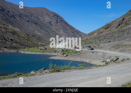 KHIBINY, RUSSLAND - 27. JULI 2024: Autobahn entlang des Seeufers. Chibiny, Region Murmansk, Russland Stockfoto