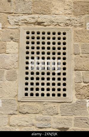 Ein Fenster aus Stein. Fenster einer alten Pina. Stockfoto