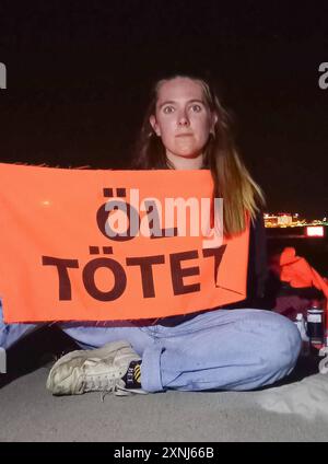 Letzte Generation blockiert Flughafen Leipzig/Halle in der Nacht zum 01.08.2024 Blockierten Aktivist*innen der Letzten Generation innerhalb der Kampagne Oil Kills den Flughafen Leipzig/Halle. Sie fordern die Unterzeichnung eines Nichtverbreitungsvertrags für fossile Brennstoffe. -- in der Nacht vom 1. August 2024 blockierten Aktivisten der letzten Generation den Flughafen Leipzig/Halle in Deutschland. Sie fordern, einen Vertrag über die Nichtverbreitung fossiler Brennstoffe zu unterzeichnen. Schkeuditz Sachsen Deutschland Copyright: XLetztexGenerationx Stockfoto